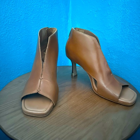 Vince Camuto booties. Cognac. Size 9 - Picture 3 of 4